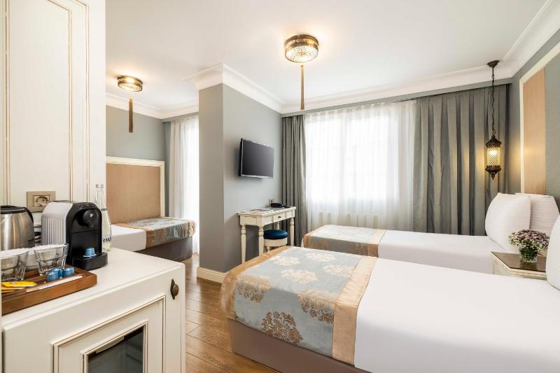 Superior Triple Room image 1