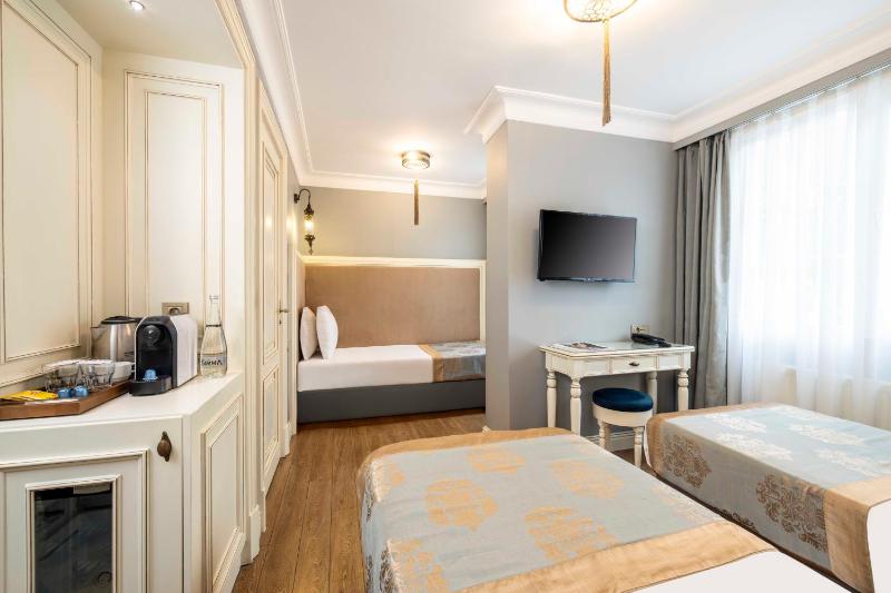 Superior Triple Room image 3