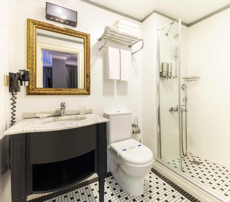 Superior Triple Room image 4