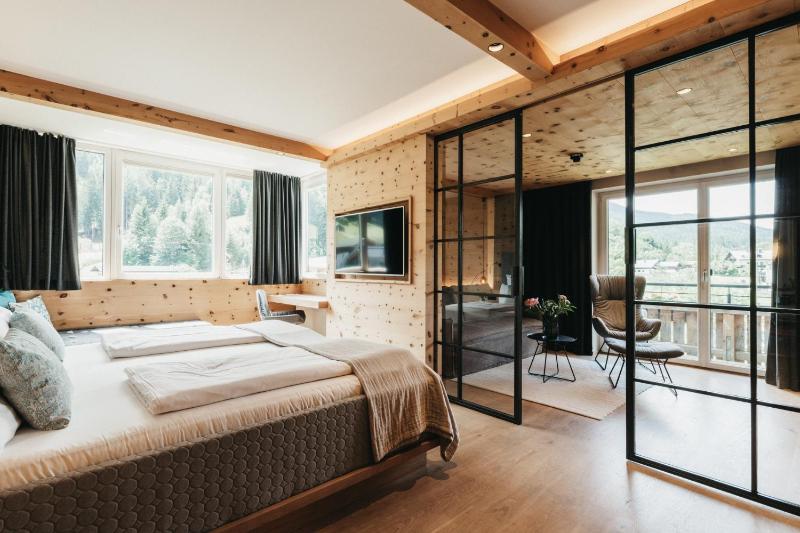 Executive Suite with Balcony image 1