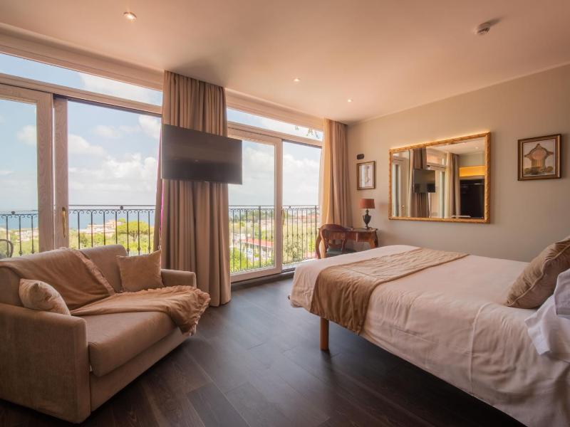 Deluxe Double or Twin Room image 1