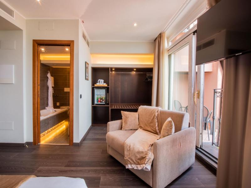 Deluxe Double or Twin Room image 4