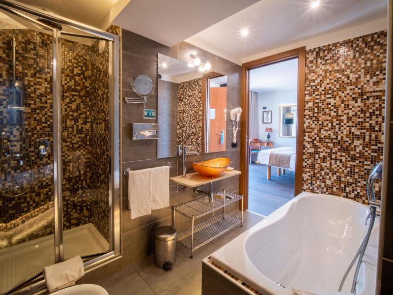 Deluxe Double or Twin Room image 3