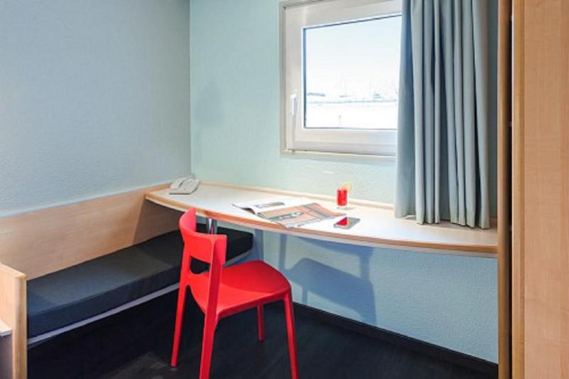 Standard Twin Room image 4