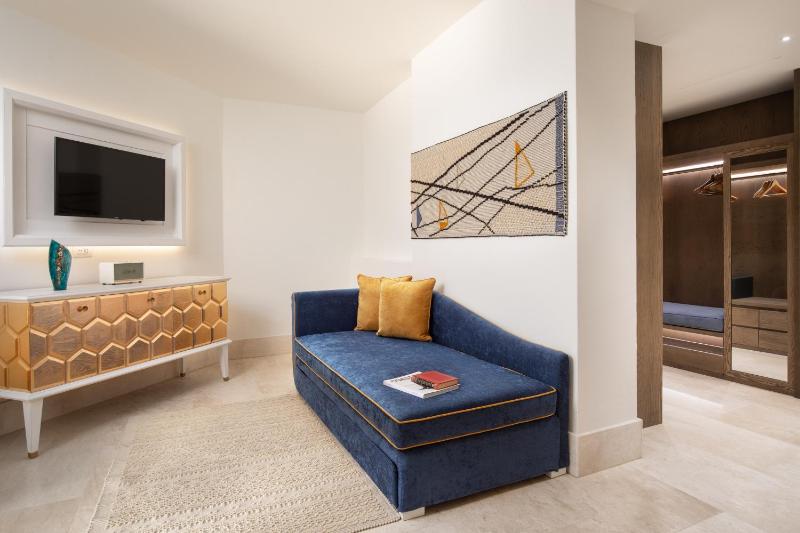 Suite with Garden View image 4