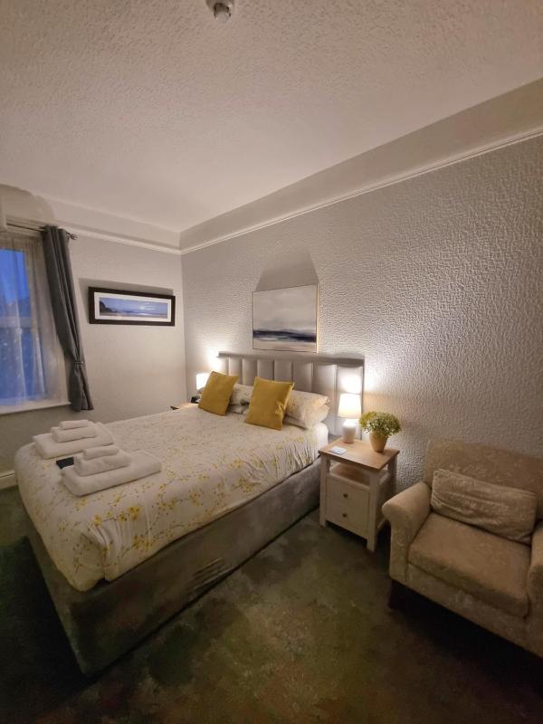 Standard Double Room image 3