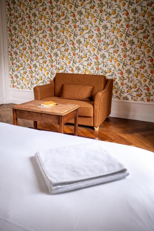 Deluxe King Room image 4
