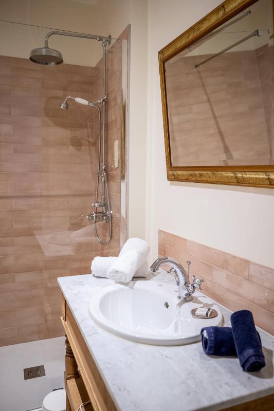 Deluxe King Room image 2