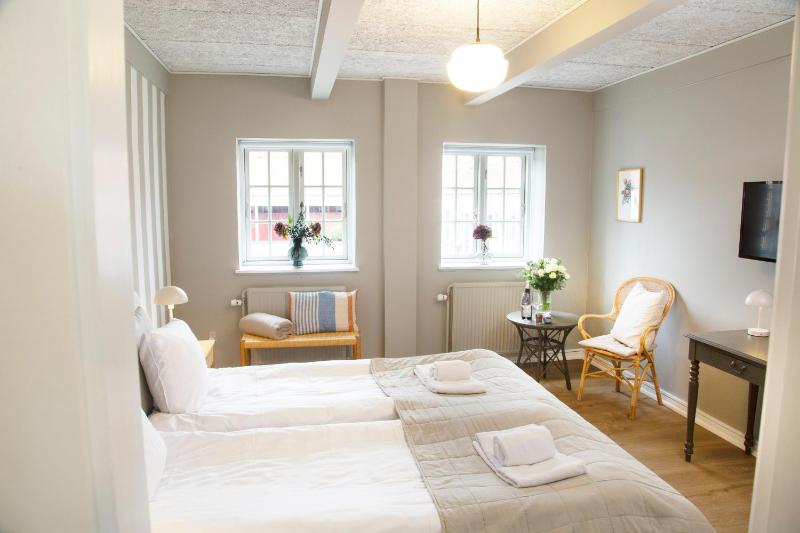 Standard Double Room image 3