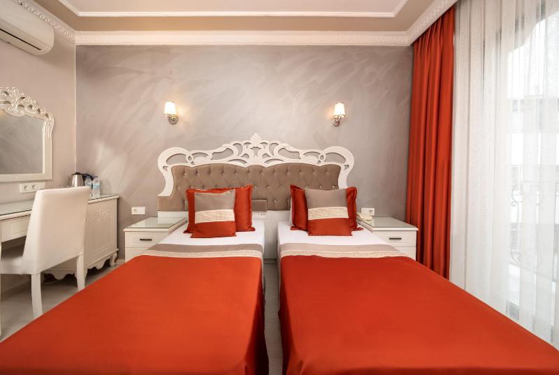 Deluxe Double or Twin Room image 3
