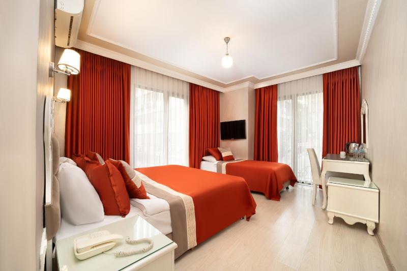 Deluxe Triple Room image 1