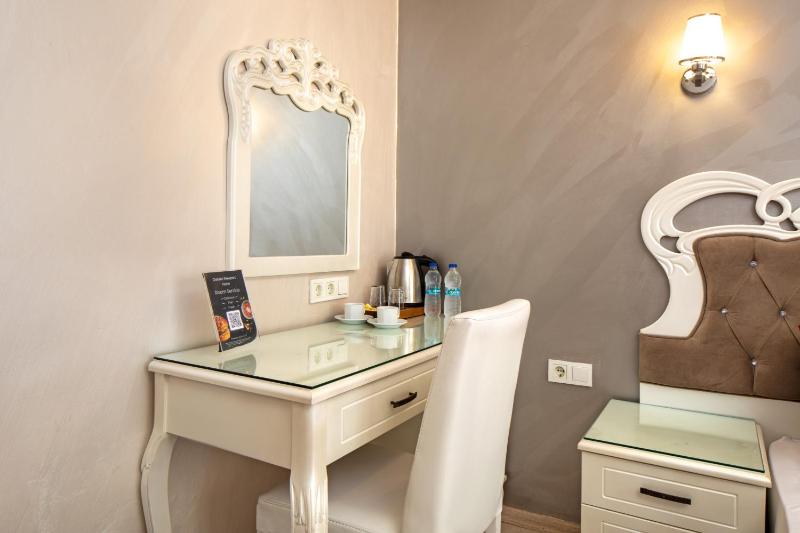 Deluxe Triple Room image 2