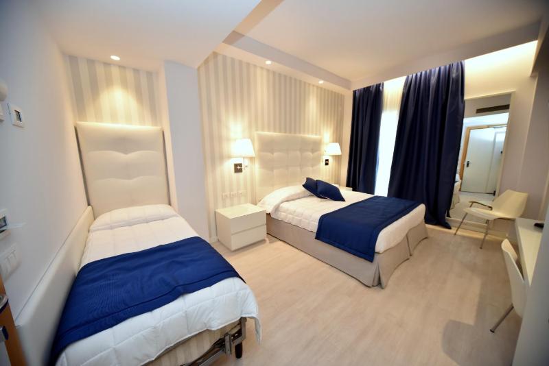 Superior Triple Room image 4