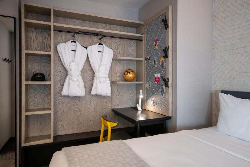 Superior Double Room with Two Double Beds image 3