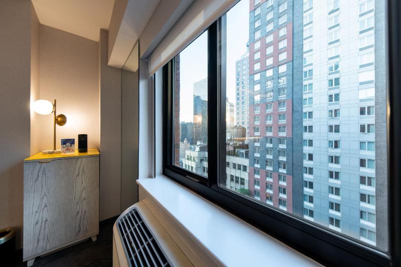 Superior King High Floor Room image 4