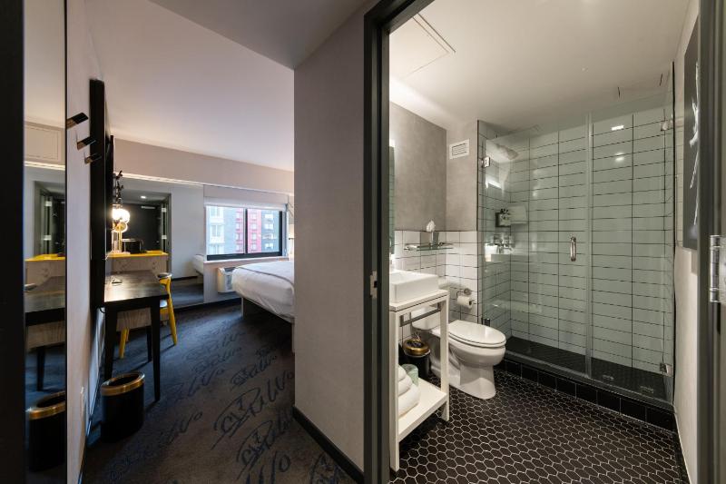 Superior King High Floor Room image 4