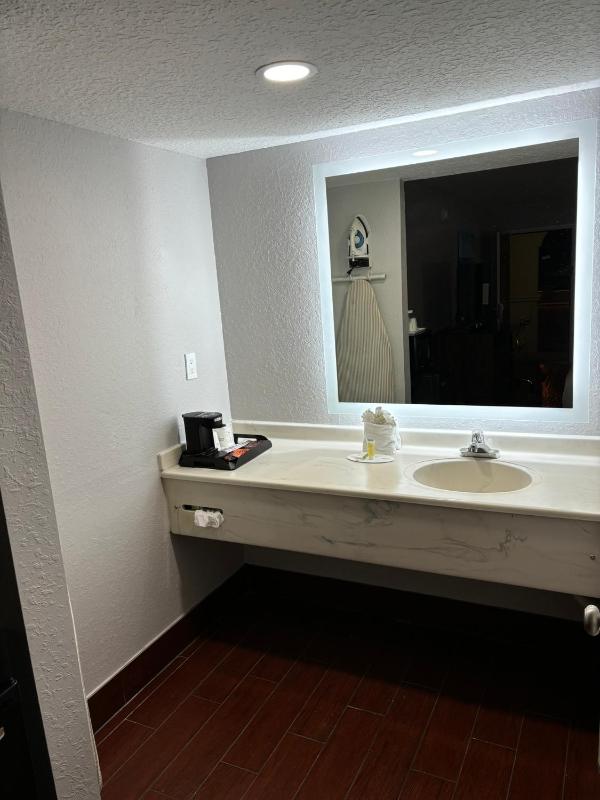 Queen Room with Two Queen Beds - Non-Smoking image 2