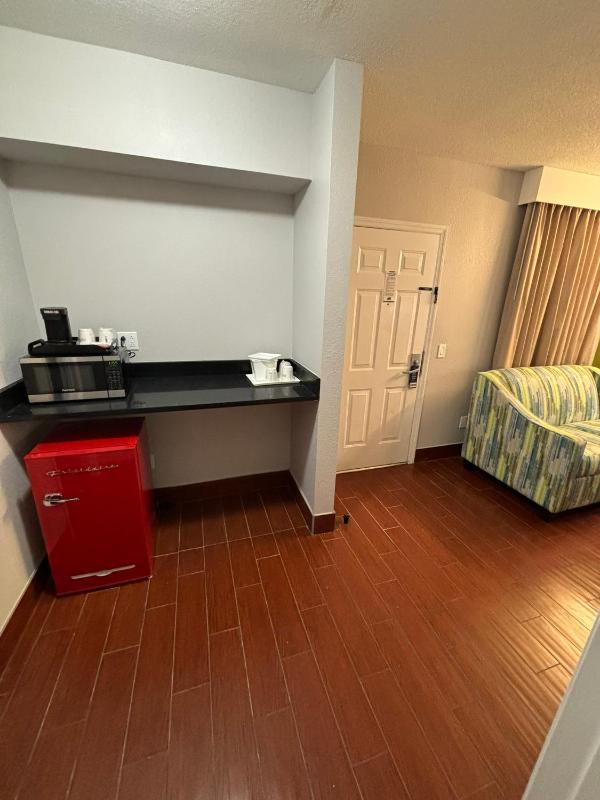 Elegant Cottage Suite with One King Bed and One Queen Bed - Non-Smoking image 4