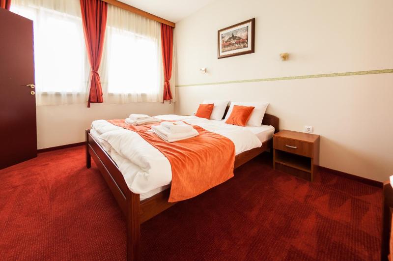 One-Bedroom Apartment (4 Adults + 1 Child) image 4