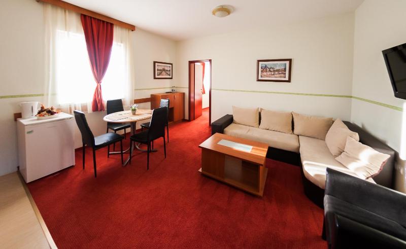 One-Bedroom Apartment (4 Adults + 1 Child) image 2