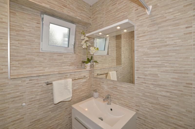 Apartments and rooms by the sea Makarska - 22419 - image 10