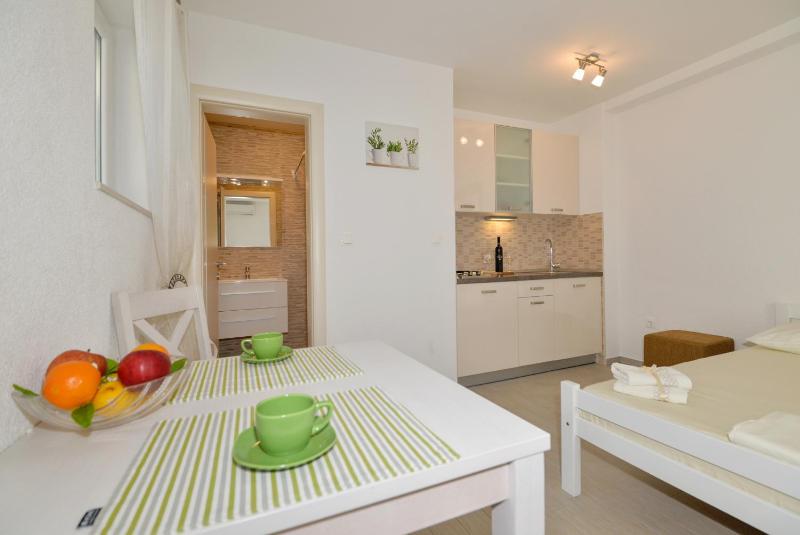 Apartments and rooms by the sea Makarska - 22419 - image 2