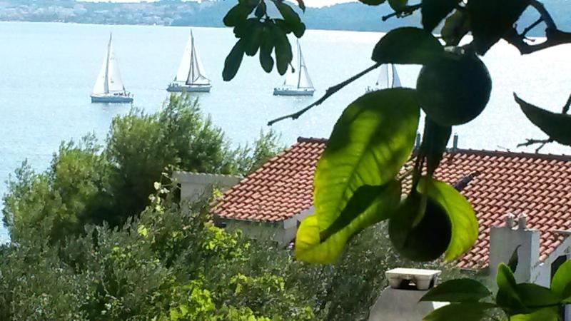 One-Bedroom Apartment with Garden and Sea View image 4