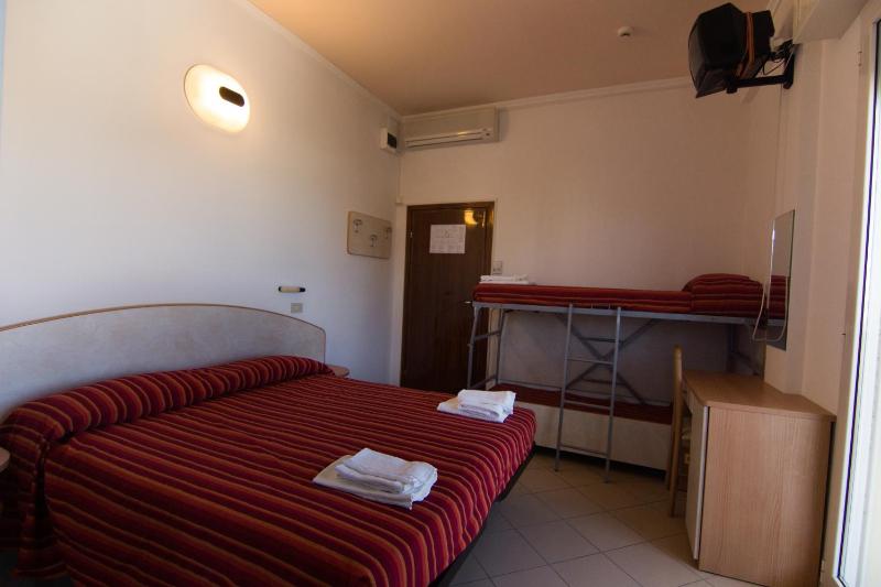 Quadruple Room image 4