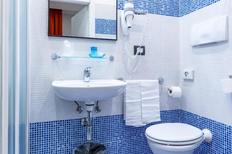 Twin Room image 2