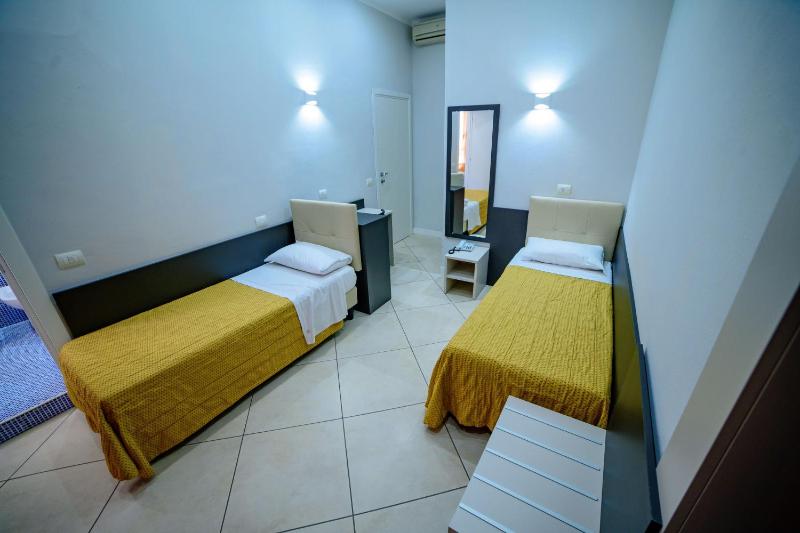 Twin Room image 1