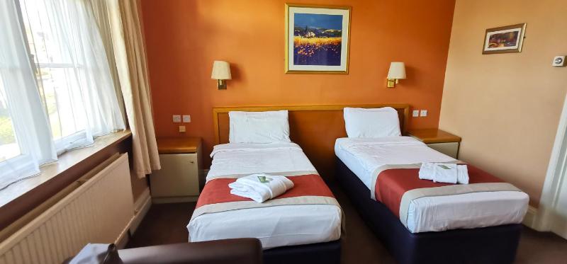 Twin Room image 4