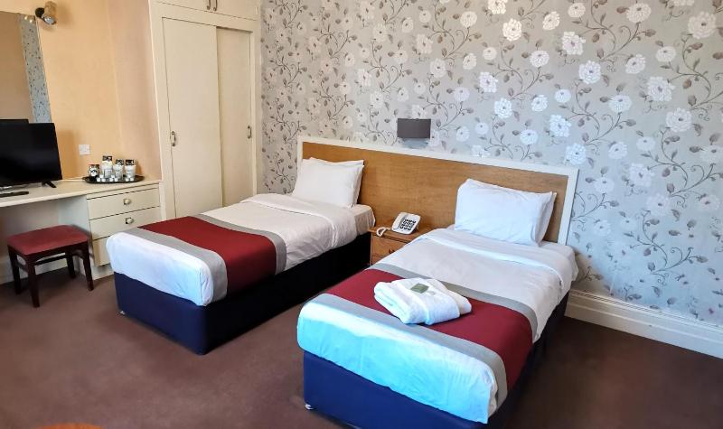Twin Room image 3
