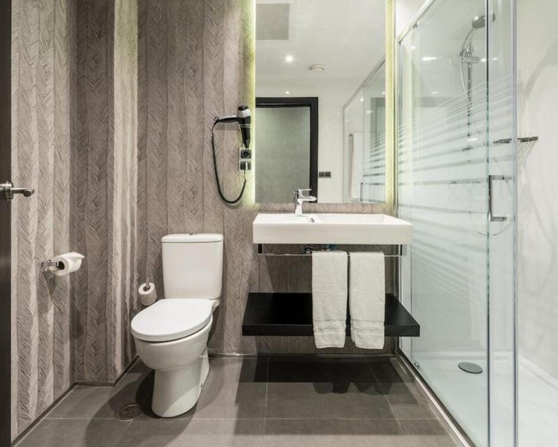 Double or Twin Room image 4