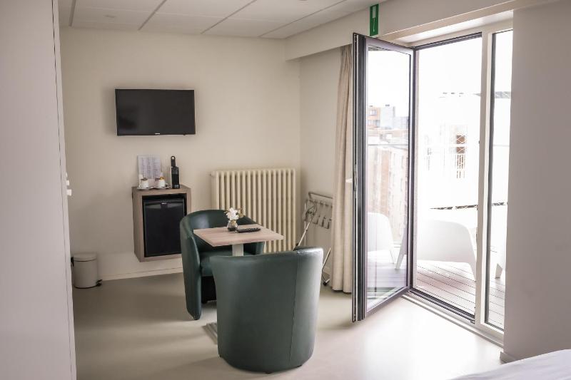 Superior Twin Room image 3