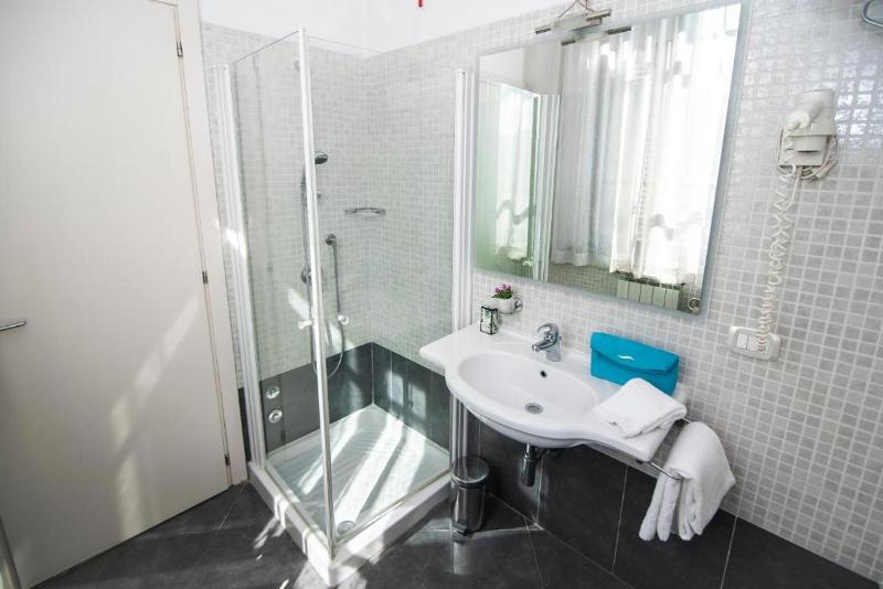 Single Room image 3