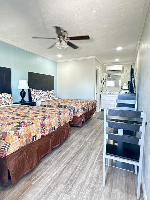 Standard Room With Two Queen Beds - Non-Smoking image 2