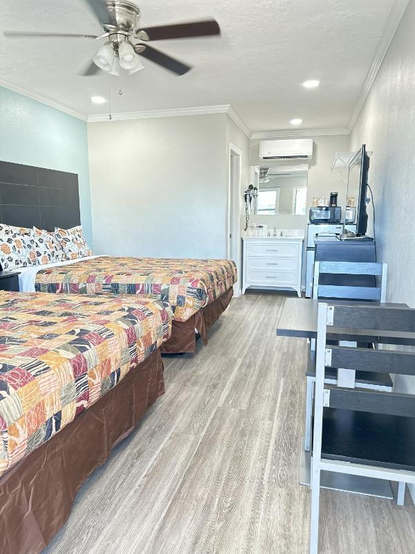 Standard Room With Two Queen Beds - Non-Smoking image 3