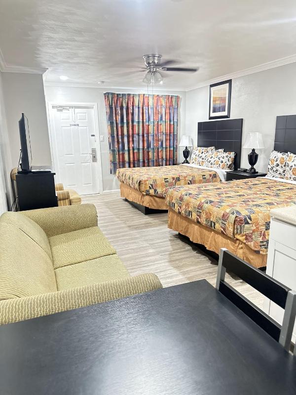 Deluxe Queen Room with Two Queen Beds - Non-Smoking image 3