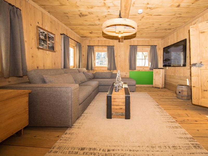 Traditional Three-Bedroom Apartment - Split Level image 2