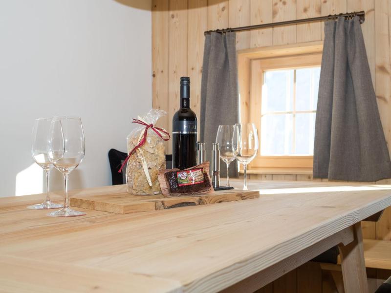 Traditional Three-Bedroom Apartment - Split Level image 3