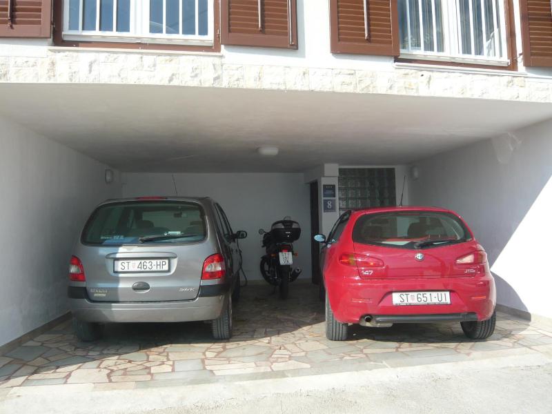 One-Bedroom Apartment with Garden and Sea View image 2