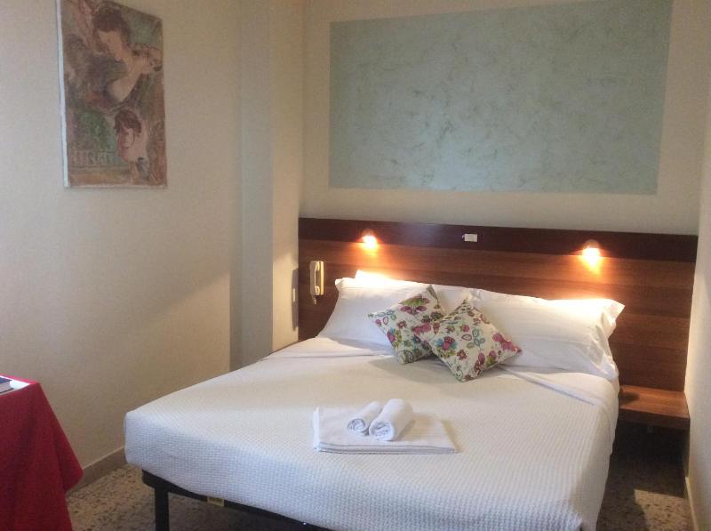 Small Double Room image 1
