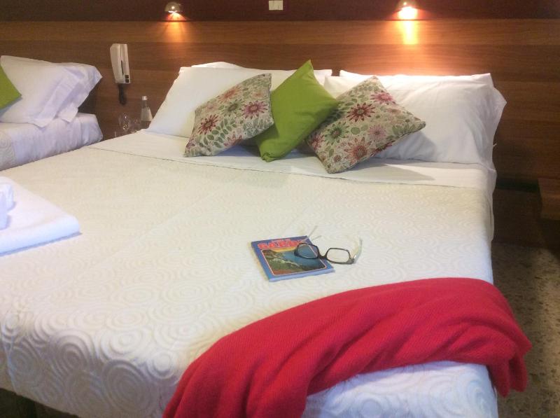 Double Room with Lake View image 4