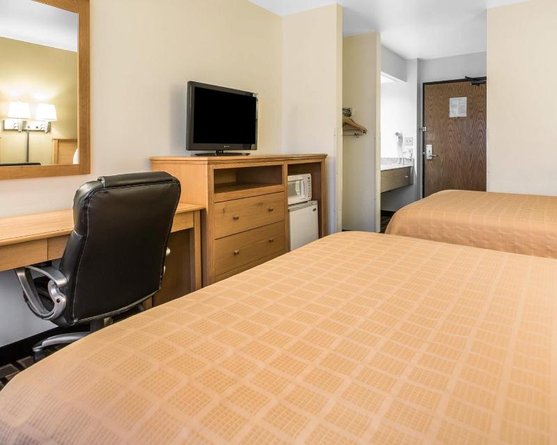 Queen Room with Two Queen Beds - Non-Smoking image 2