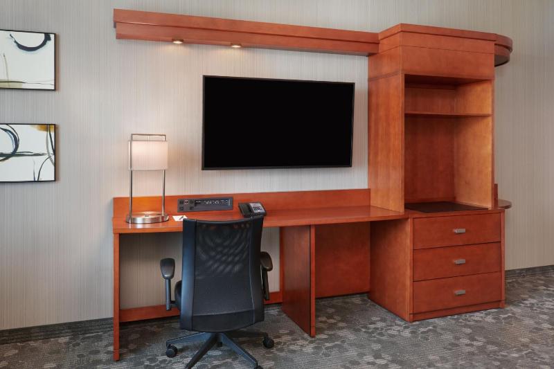 Courtyard by Marriott Ottawa East - image 8