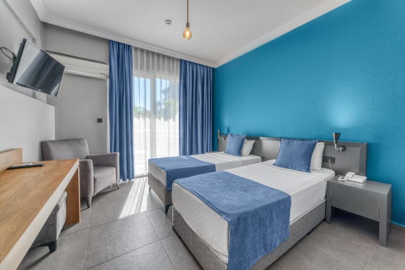 Double or Twin Room image 4