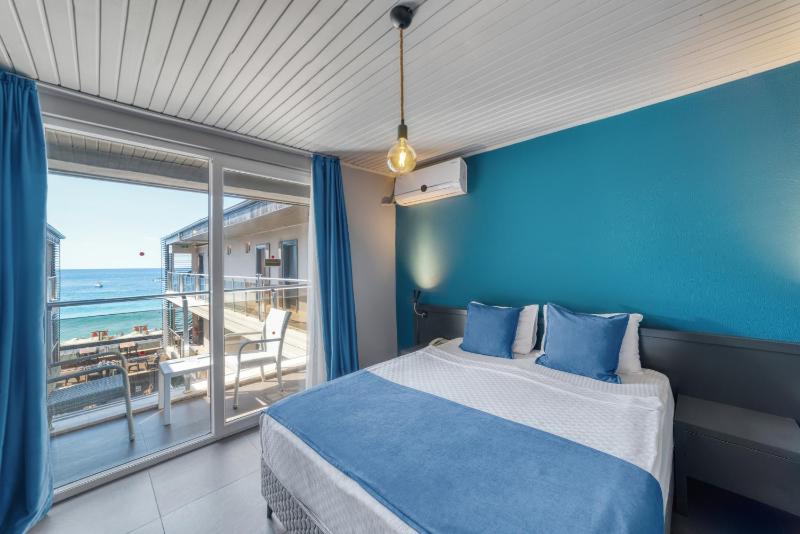 Double or Twin Room with Side Sea View image 4