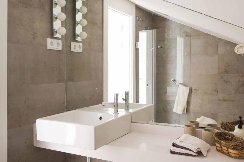 One-Bedroom Standard Apartment image 2