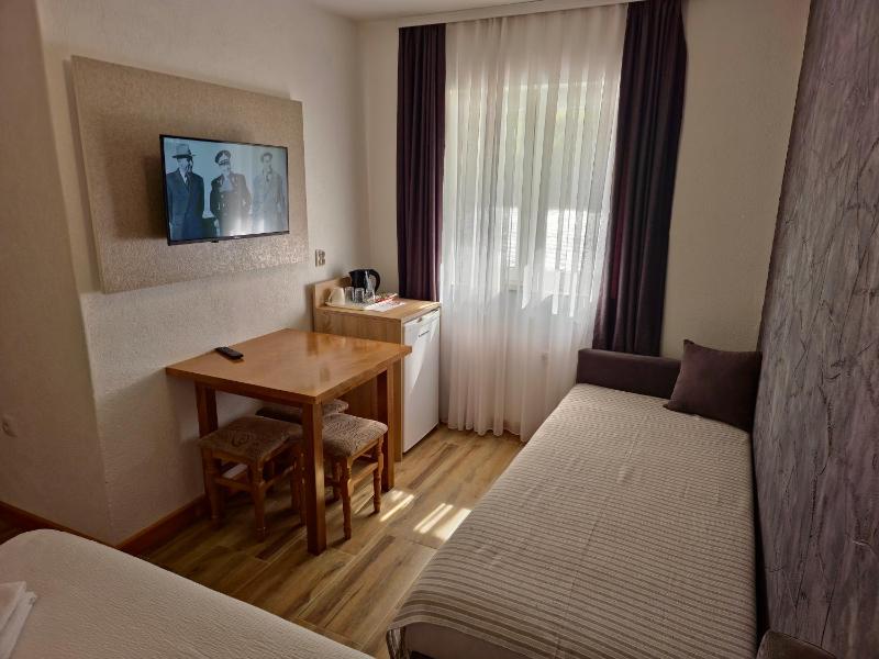Standard Triple Room image 3