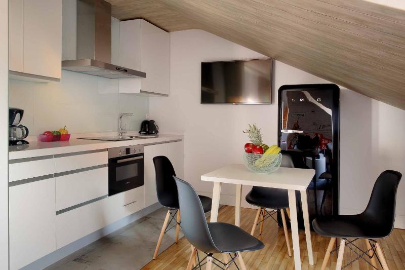 One-Bedroom Standard Apartment image 4